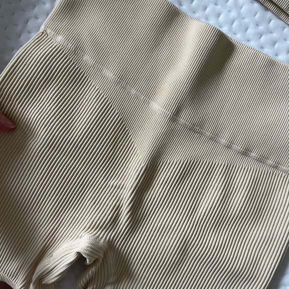 Cream workout set from Amazon - Picture 5 of 6